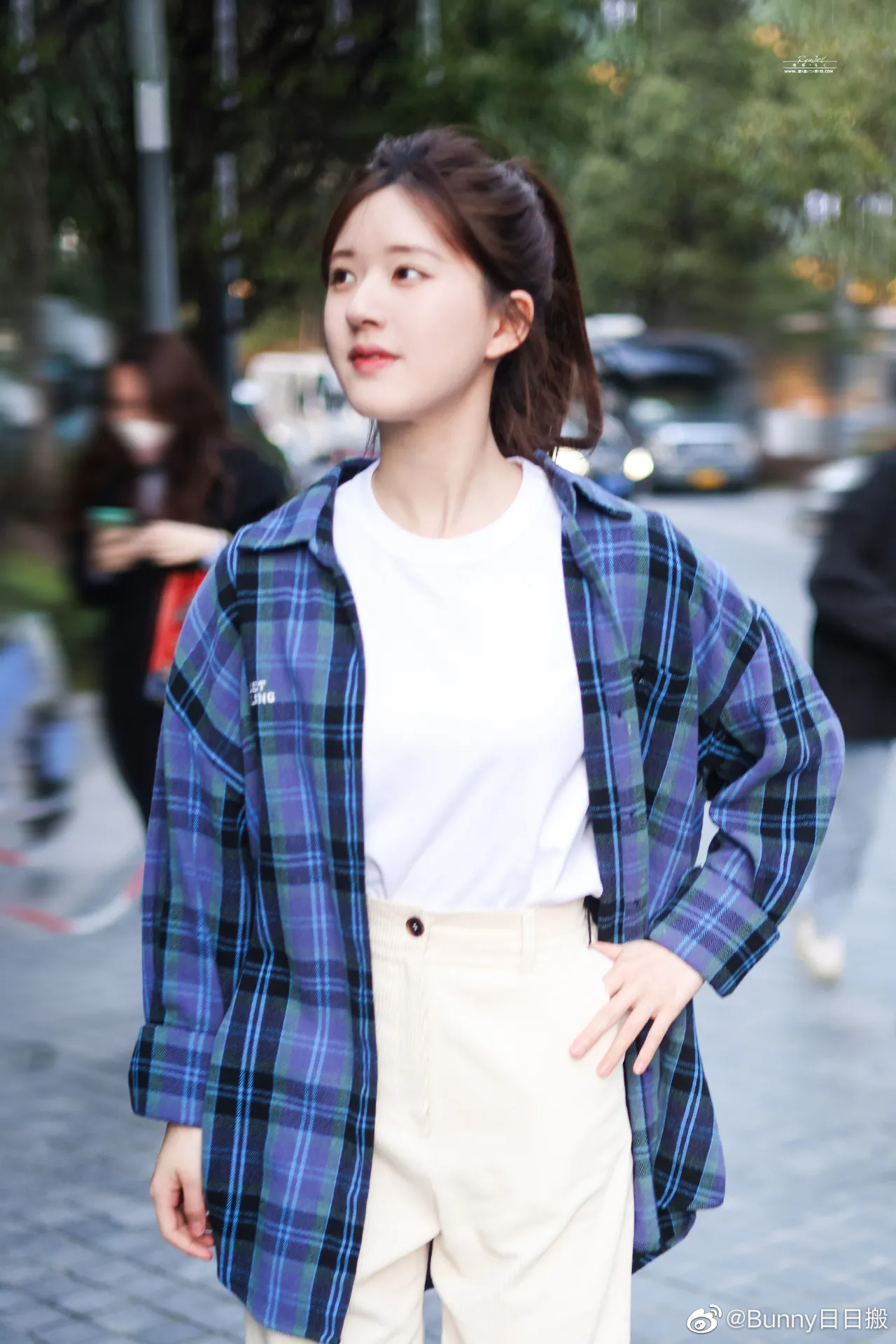 蓝色的格纹衬衣休闲长裤运动鞋的赵露思
