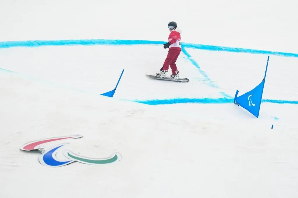 鲁兹贝在残奥单板滑雪女子坡面回转LL2级比赛中 新华社记者 许畅摄