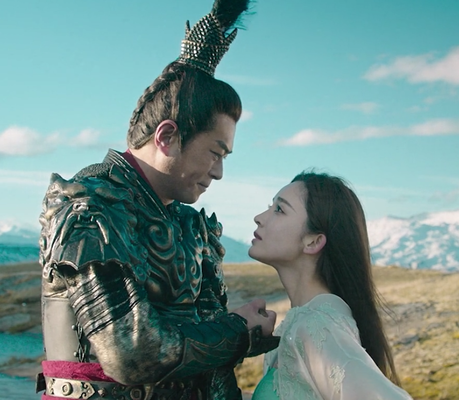 古天乐扮演的吕布抱在怀里时的失措↓拿刀架住自己脖子的决绝↓比如