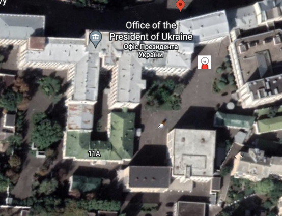 参照泽连斯基的自拍视频和周边建筑形态，推测视频的拍摄地点在红衣小人表示所在处。