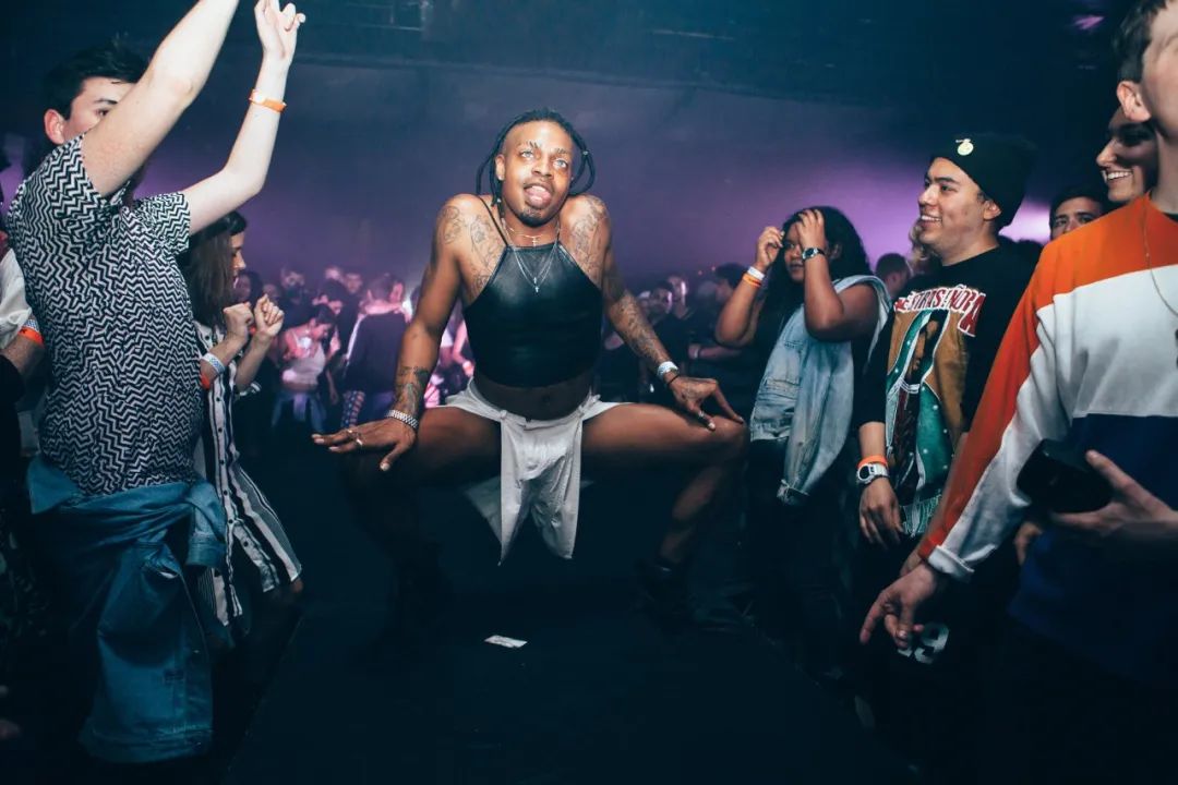 的东西又放荡的东西,这些看似矛盾的元素恰恰证明了酷儿文化的多元性