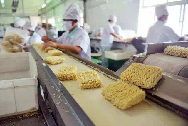 这届年轻人连泡面都吃不起了