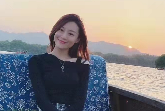 女星许瑶璇官宣怀孕孕期意外出血被吓坏自曝哭成泪人儿