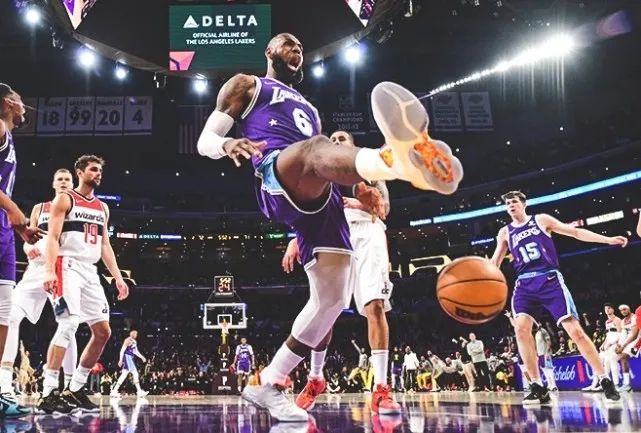 看哭了！詹姆斯狂砍50分7板6助！对天咆哮！休闲区蓝鸢梦想 - Www.slyday.coM