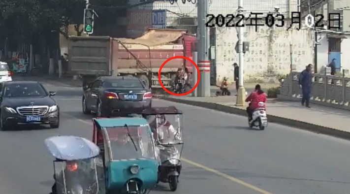 危险！女子骑车入“死亡弯月”被卷货车车底休闲区蓝鸢梦想 - Www.slyday.coM