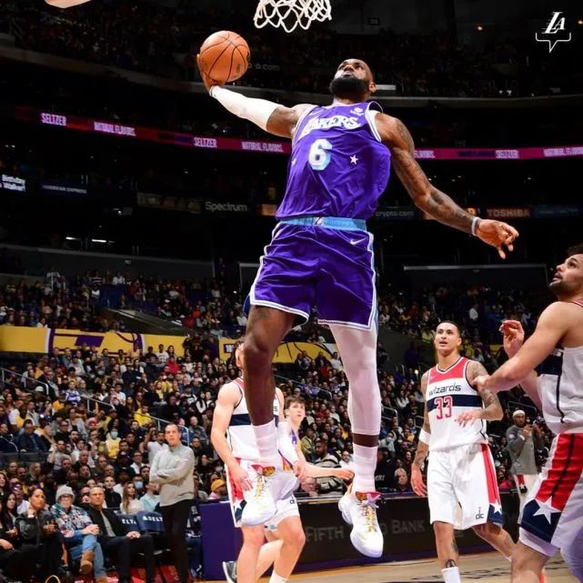 看哭了！詹姆斯狂砍50分7板6助！对天咆哮！休闲区蓝鸢梦想 - Www.slyday.coM