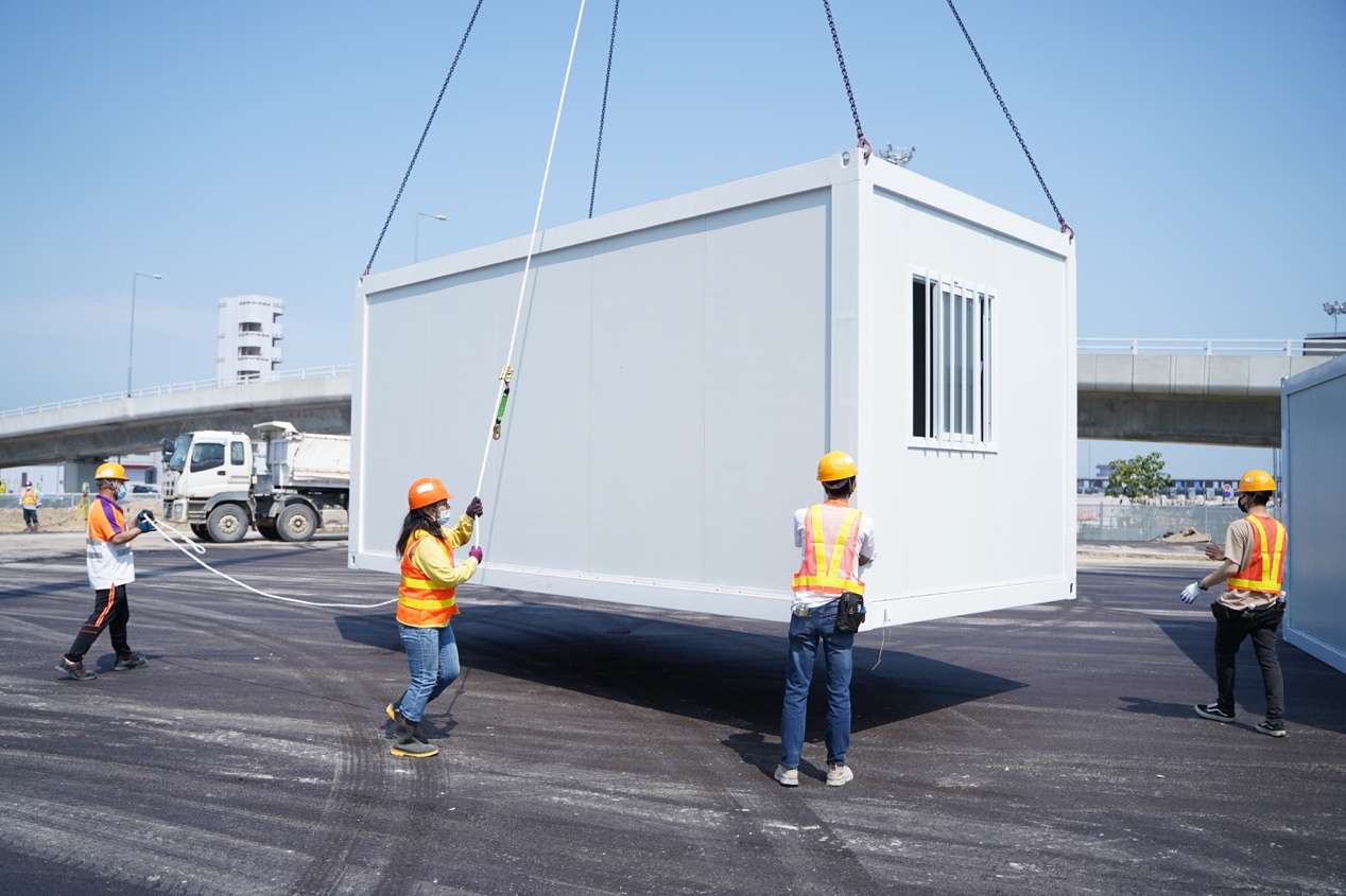 中央援建港珠澳大橋方艙工地正在箱體吊運。 中國建築國際集團 圖