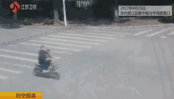 危险！女子骑车入“死亡弯月”被卷货车车底休闲区蓝鸢梦想 - Www.slyday.coM