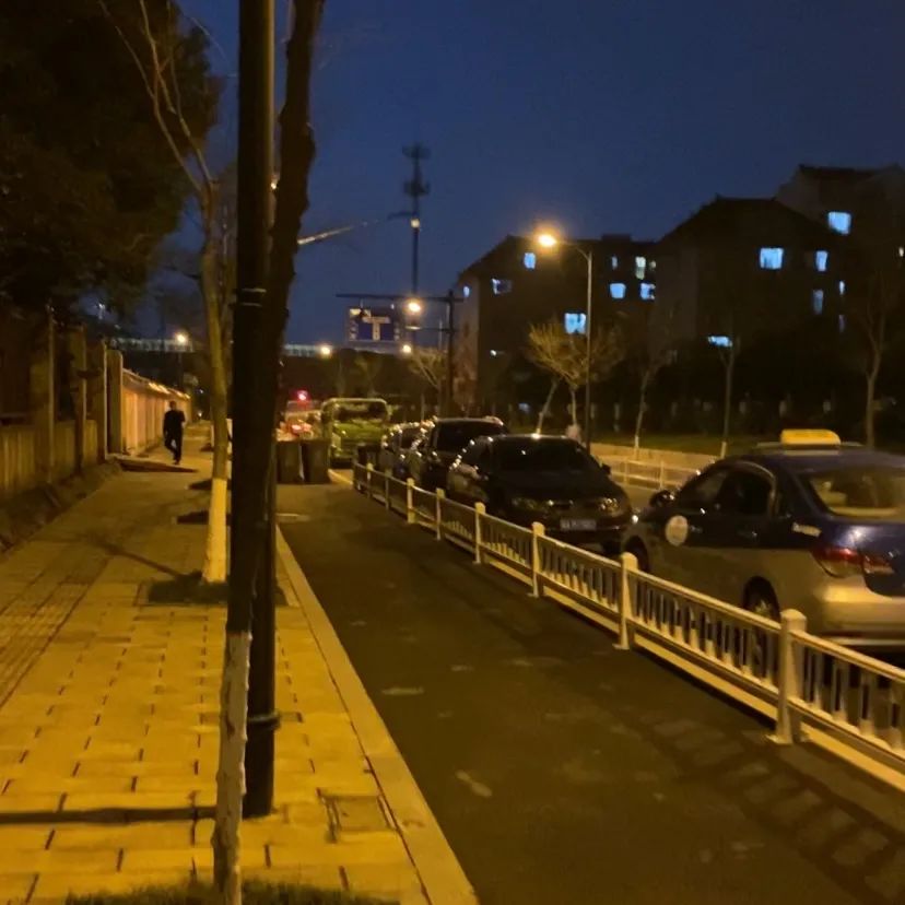 傍晚一辆保时捷横在杭州街头网友热议