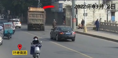 危险！女子骑车入“死亡弯月”被卷货车车底休闲区蓝鸢梦想 - Www.slyday.coM