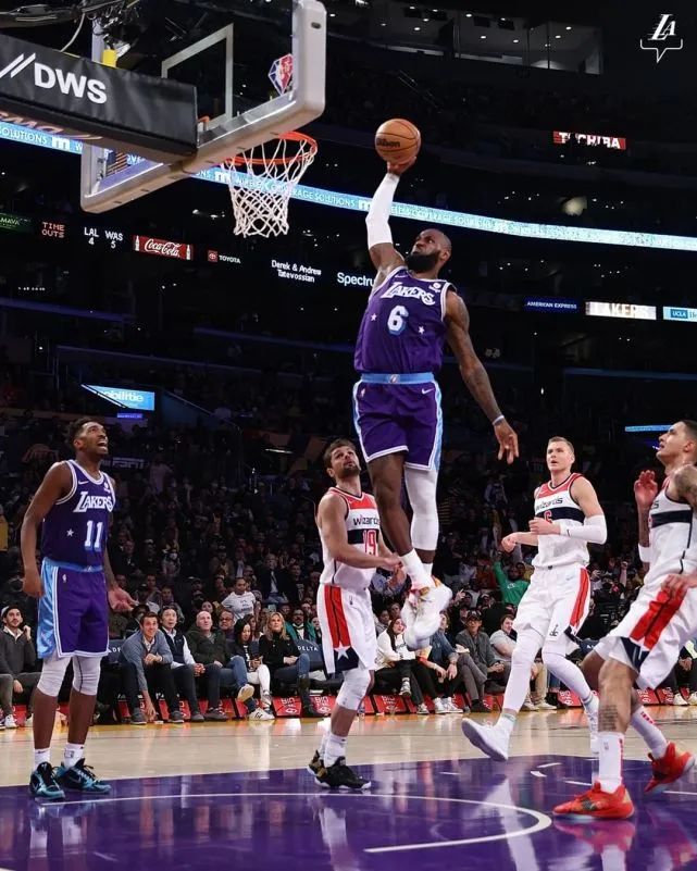 看哭了！詹姆斯狂砍50分7板6助！对天咆哮！休闲区蓝鸢梦想 - Www.slyday.coM