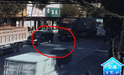 危险！女子骑车入“死亡弯月”被卷货车车底休闲区蓝鸢梦想 - Www.slyday.coM