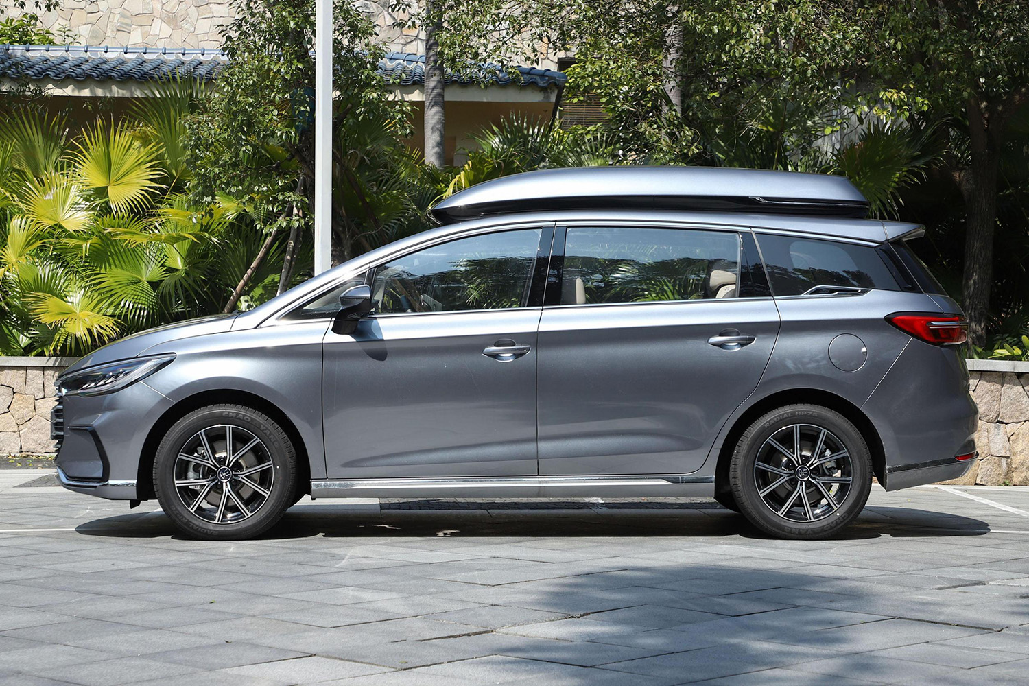 比亚迪宋maxdmi上市纯电续航105km67座布局1458万起