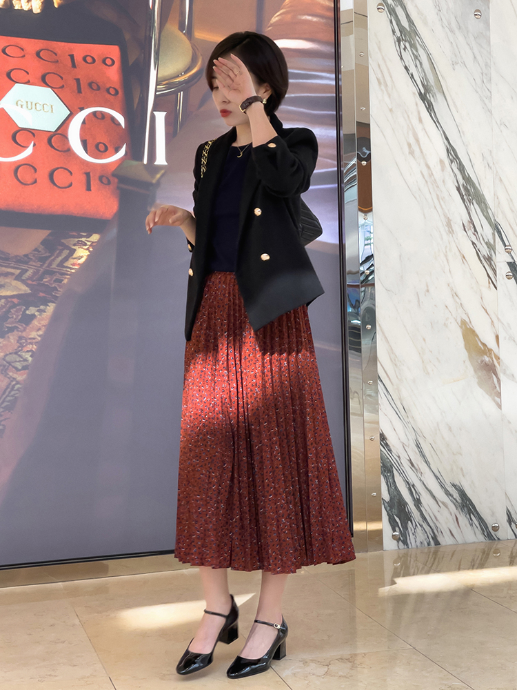 女人会打扮有多厉害?40岁的她身高不足160,却成了“穿搭偶像”休闲区蓝鸢梦想 - Www.slyday.coM 女人会打扮有多厉害?40岁的她身高不足160,却成了“穿搭偶像”休闲区蓝鸢梦想 - Www.slyday.coM