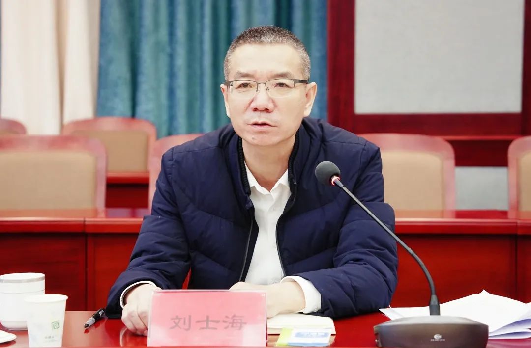 座谈期间,市司法局党组书记,局长刘士海指出,律师作为法律职业共同体