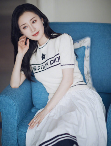 舒畅大晒居家美照白色针织衫配海军裙34岁美得清丽温婉