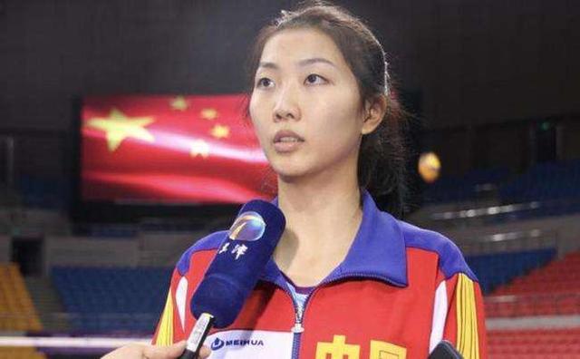 超强实力才能说明一切,穿4号球衣的刘亚楠打球很有灵性,技术全面一传