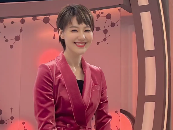 美女主持人王冠也开始带货了想竞争东方卫视一姐难度太大