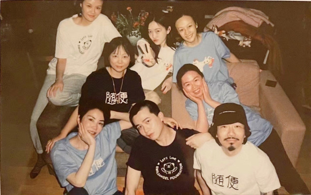 52岁王菲近照曝光与男友人同框保持安全距离换新发型年轻十岁