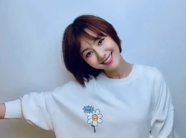 美女主持人王冠也开始带货了想竞争东方卫视一姐难度太大