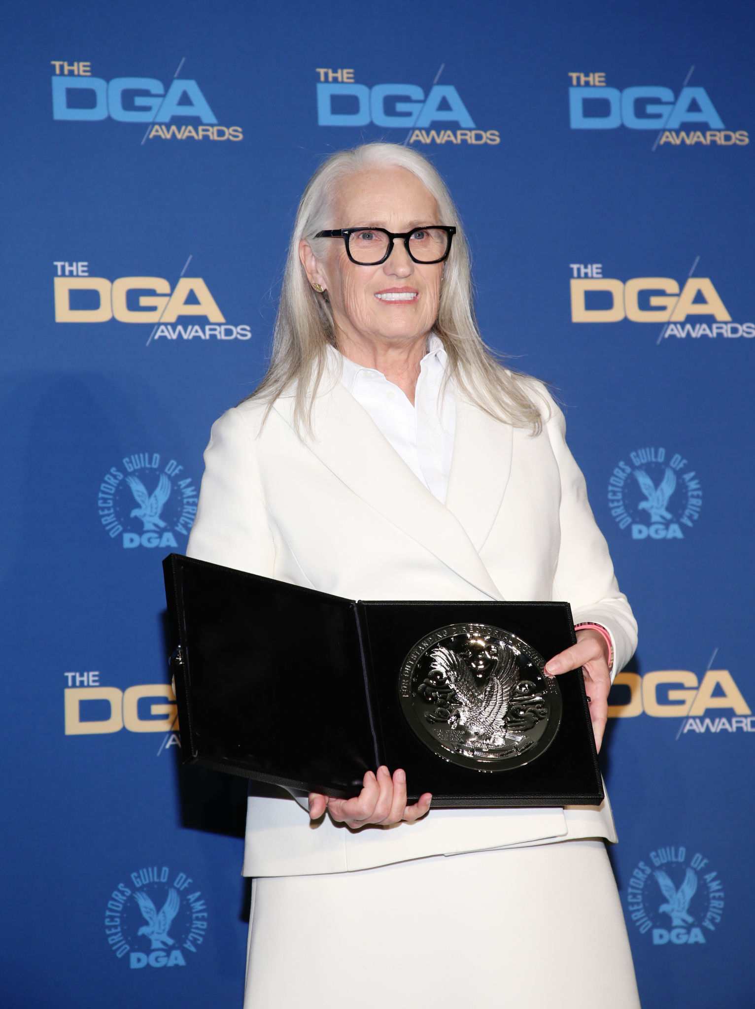 没有悬念恭喜简坎皮恩凭借获得2022年第74届dga美国导演工会奖