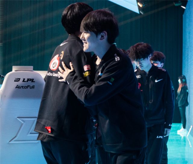 没想到老ig如此相聚宁王肉鸡庆生jkl和theshy赛场拥抱