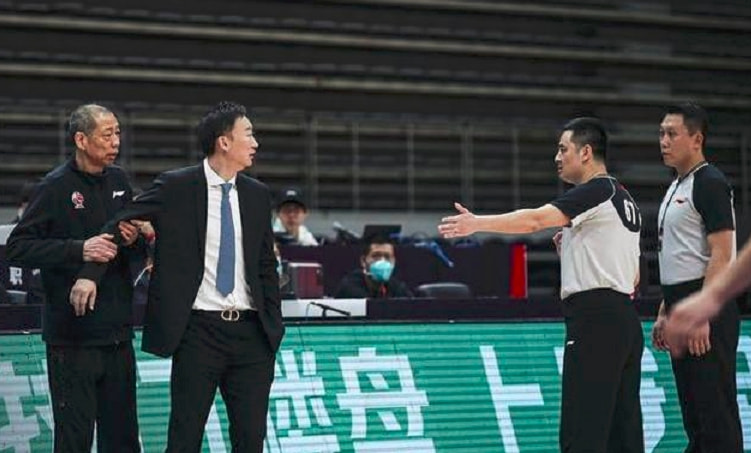 球迷呼吁严惩39号裁判杨宏峰多次放过恶意犯规成恶汉帮凶