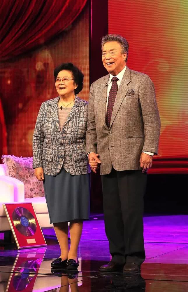 歌唱家李光羲去世早前与妻子骑车上街显精神最后演出照曝光
