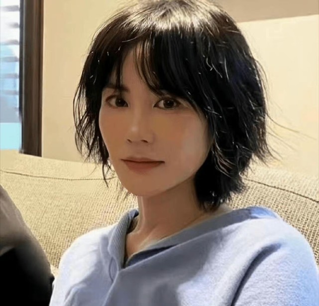 52岁王菲简直是逆生长!换了新造型颜值大变,穿卫衣嫩得像小花休闲区蓝鸢梦想 - Www.slyday.coM 52岁王菲简直是逆生长!换了新造型颜值大变,穿卫衣嫩得像小花休闲区蓝鸢梦想 - Www.slyday.coM