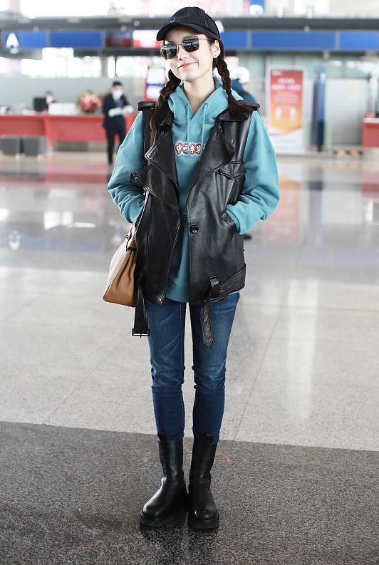 吕一没怎么变38岁了还有满脸的胶原蛋白穿少女感卫衣看着真嫩