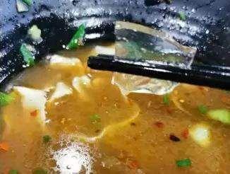 惊喜还是惊吓丨食堂档口出现一只老鼠擦嘴，无视学生围观休闲区蓝鸢梦想 - Www.slyday.coM