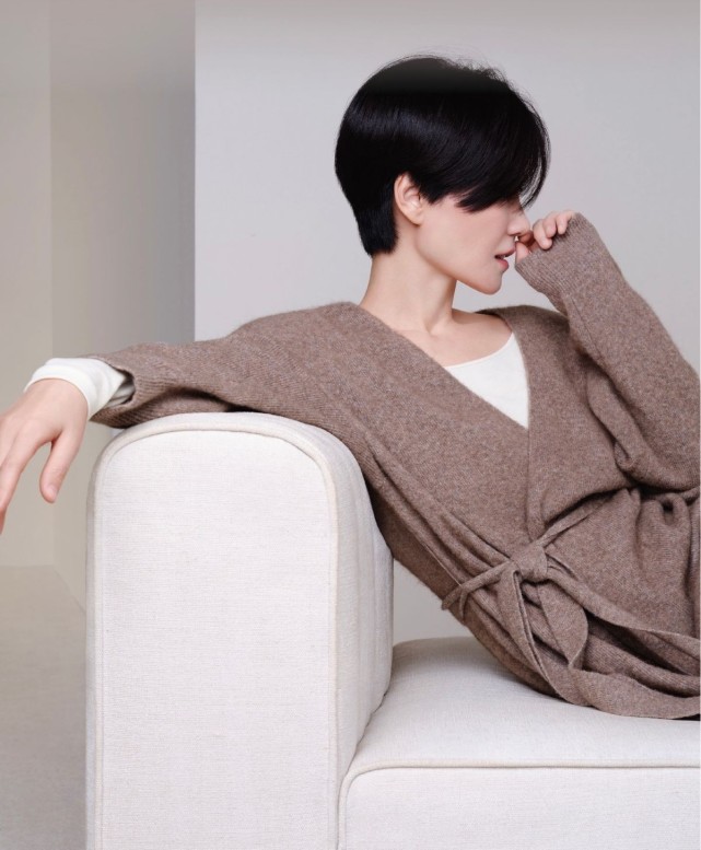 52岁王菲简直是逆生长!换了新造型颜值大变,穿卫衣嫩得像小花休闲区蓝鸢梦想 - Www.slyday.coM 52岁王菲简直是逆生长!换了新造型颜值大变,穿卫衣嫩得像小花休闲区蓝鸢梦想 - Www.slyday.coM