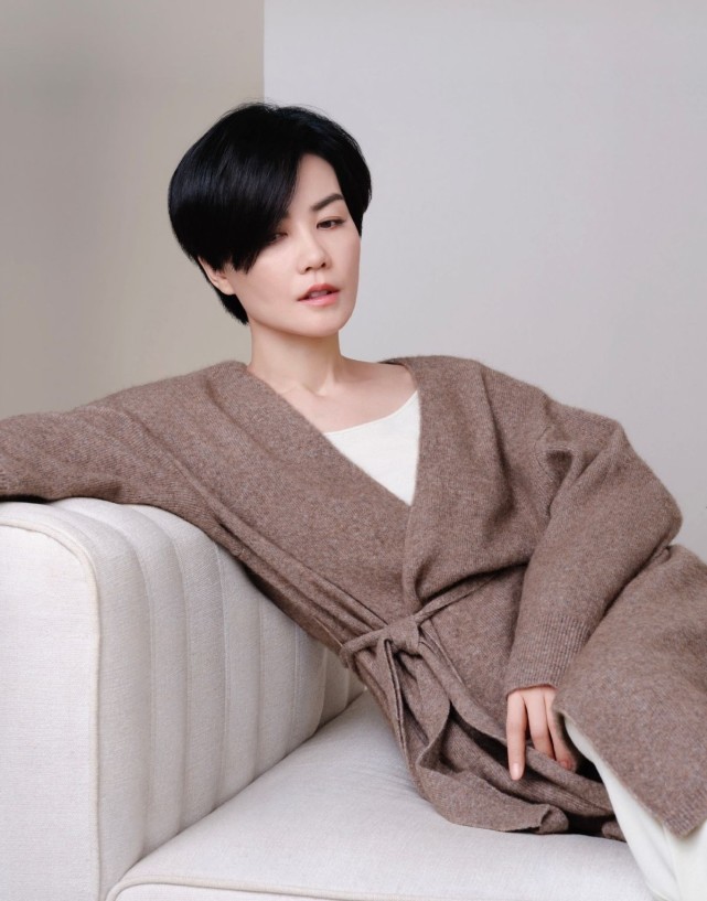 52岁王菲简直是逆生长!换了新造型颜值大变,穿卫衣嫩得像小花休闲区蓝鸢梦想 - Www.slyday.coM 52岁王菲简直是逆生长!换了新造型颜值大变,穿卫衣嫩得像小花休闲区蓝鸢梦想 - Www.slyday.coM