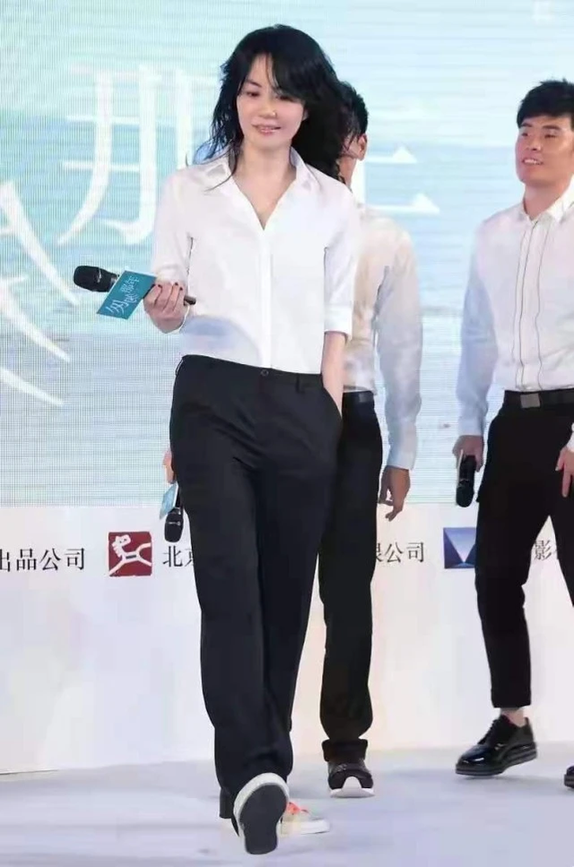 52岁王菲简直是逆生长!换了新造型颜值大变,穿卫衣嫩得像小花休闲区蓝鸢梦想 - Www.slyday.coM 52岁王菲简直是逆生长!换了新造型颜值大变,穿卫衣嫩得像小花休闲区蓝鸢梦想 - Www.slyday.coM