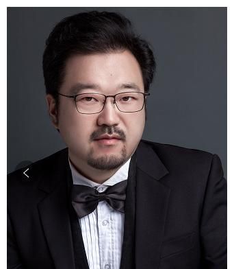 师从于西安音乐学院冯立斌教授,廖剑冰教授,中国著名男高音歌唱家魏松