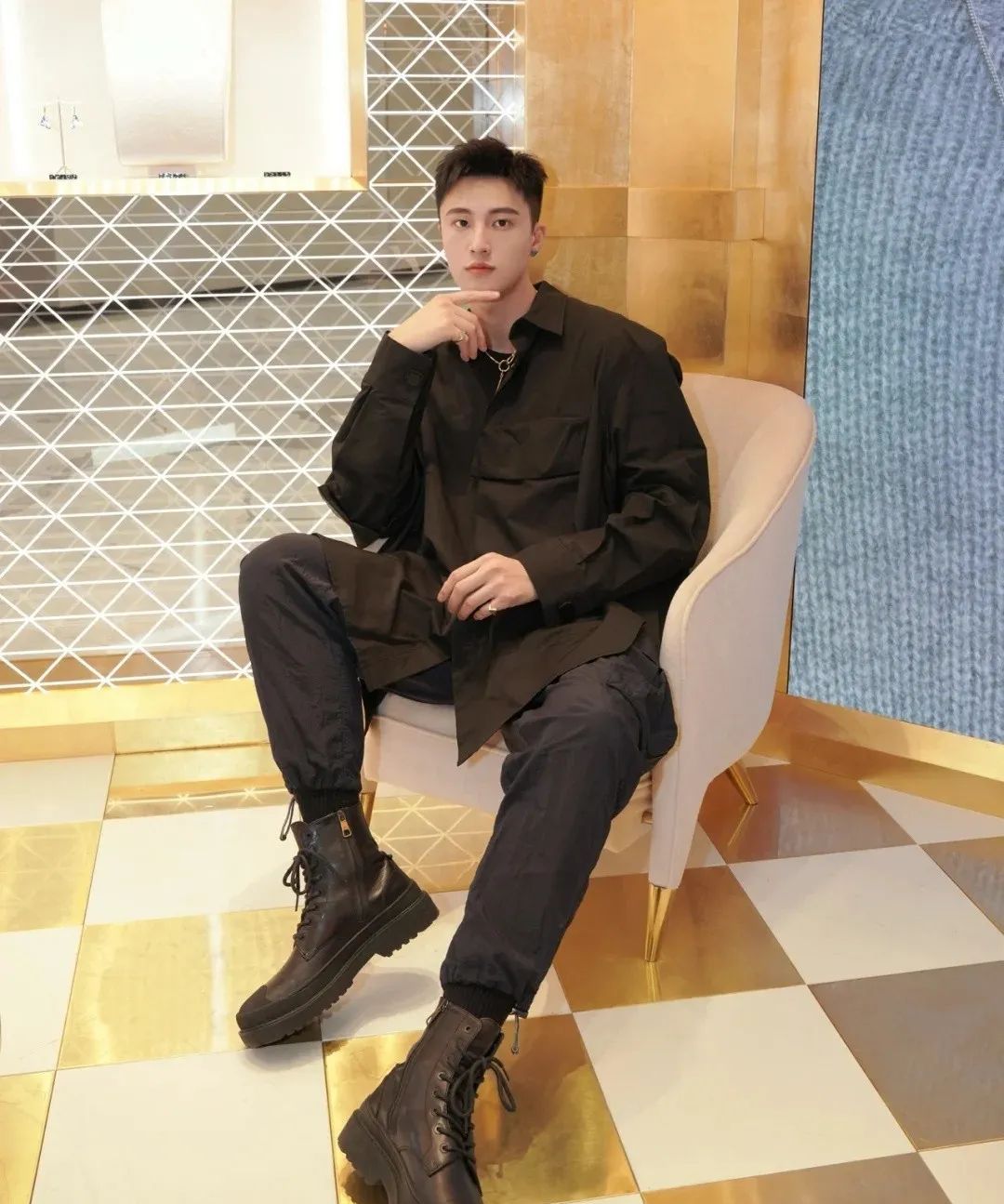 高帅188cm大长腿网红男模,哥哥也很香啊!__财经头条