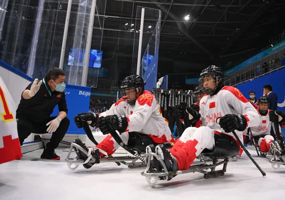 ▲3月11日，中国队球员在北京冬残奥会残奥冰球半决赛中出场。新华社记者邬惠我摄