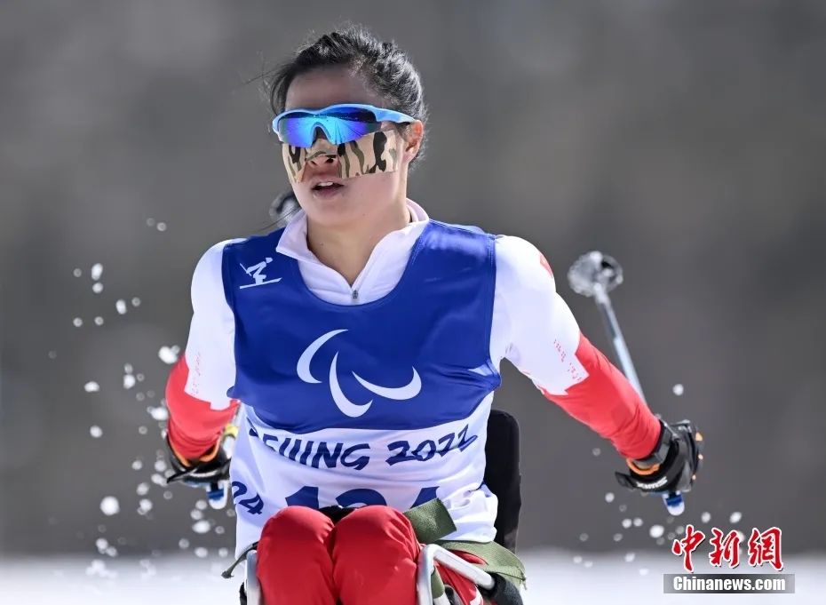 越野滑雪女子中距离-坐姿项目决赛，中国选手杨洪琼获得冠军。 中新社记者 侯宇 摄