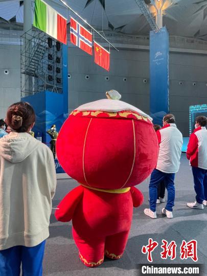 雪容融来到延庆冬残奥颁奖广场观看升旗仪式。 延庆冬残奥颁奖广场运行团队供图