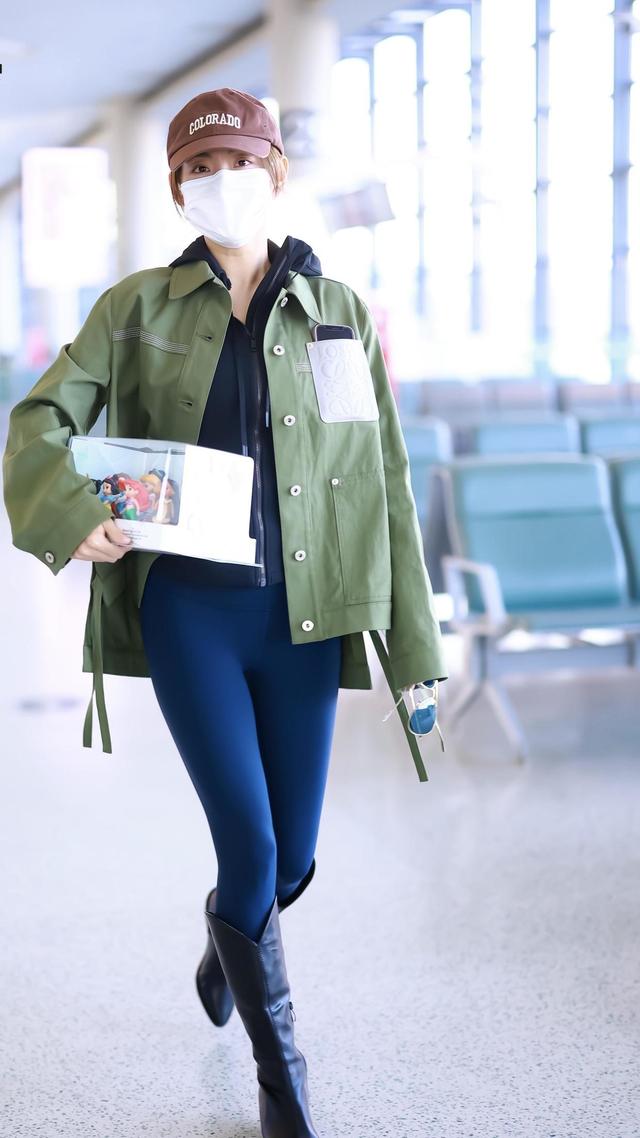 张嘉倪越来越随性时髦穿工装外套配瑜伽裤走机场气场全开