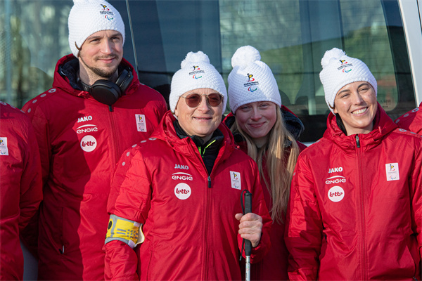 冬残奥·投石问陆｜最亲的人陪你上赛场，北京冬残奥会上那些“家庭战队”休闲区蓝鸢梦想 - Www.slyday.coM