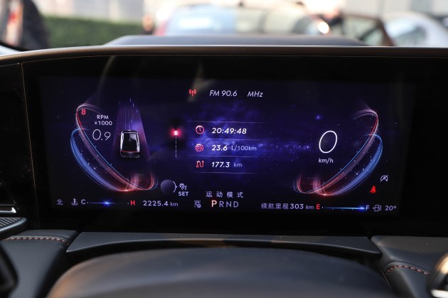 3英寸全液晶仪表盘功能强大,提供标准,运动以及节能三种驾驶模式主题.