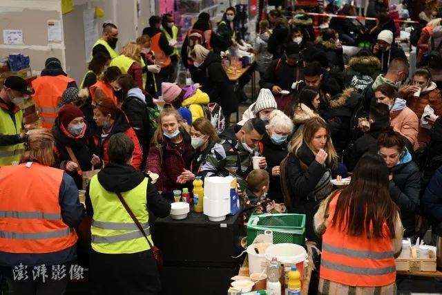 乌克兰难民抵达德国柏林中央车站  图源：澎湃影像