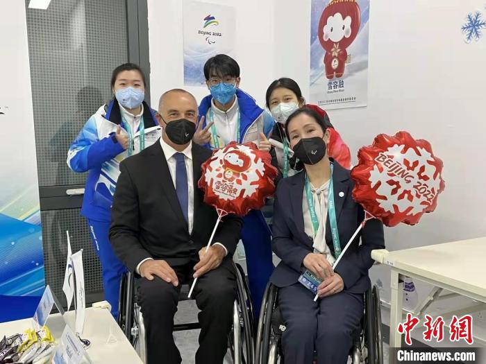 颁奖嘉宾与残奥大家庭礼宾室工作人员合影。 延庆冬残奥颁奖广场运行团队供图