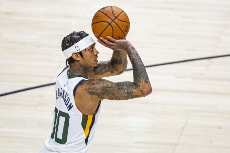 本场比赛,爵士后卫克拉克森手感迎来复苏,投篮21中15,其中三分13中7