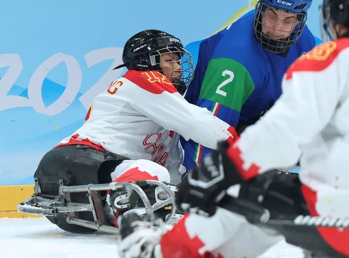 ▲3月8日，中国队选手于静（左）在北京冬残奥会残奥冰球小组赛B组比赛中与对手拼抢。新华社记者兰红光摄