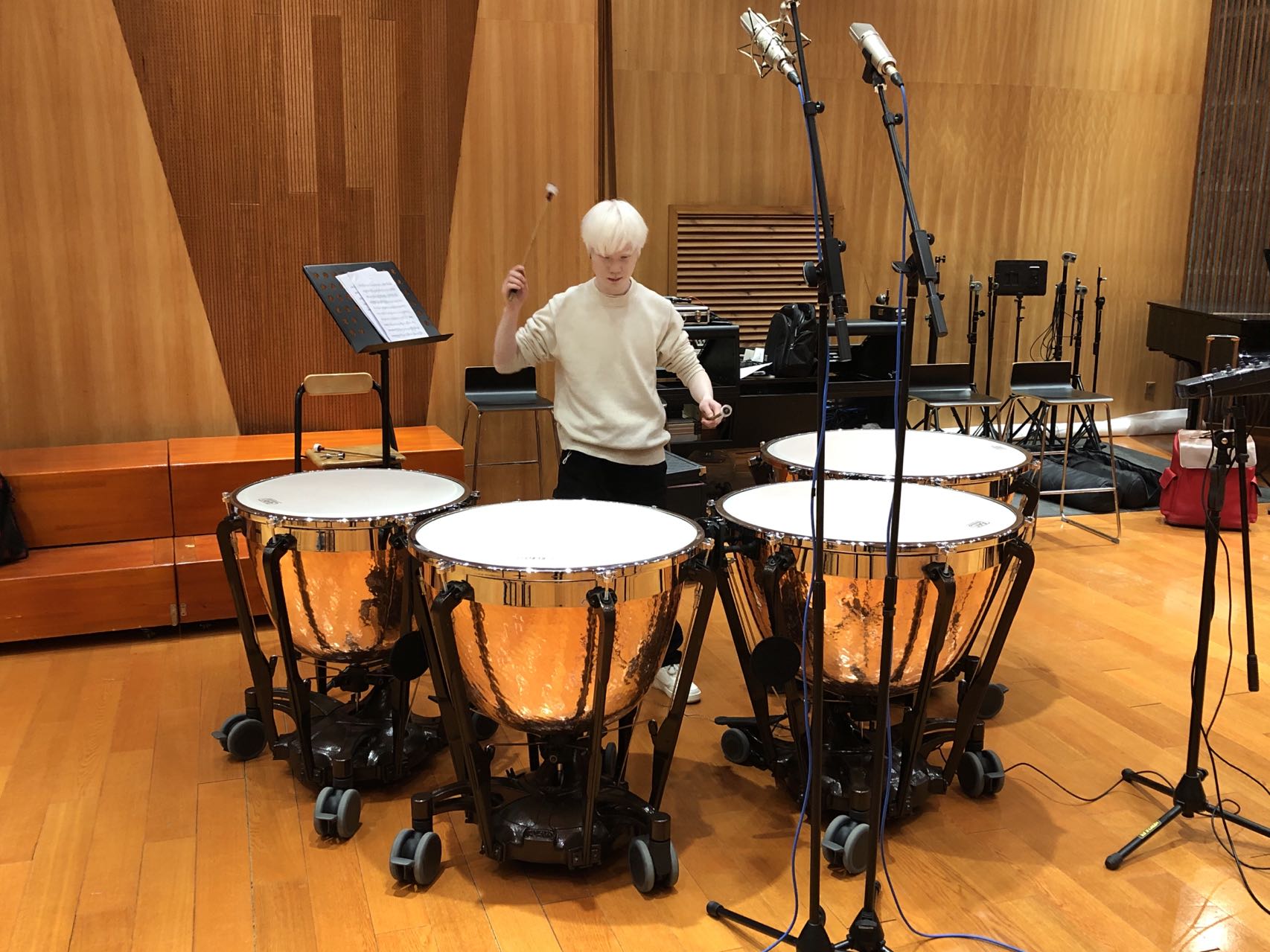 是北京联合大学特殊教育学院大一学生,在闭幕式表演中负责演奏定音鼓