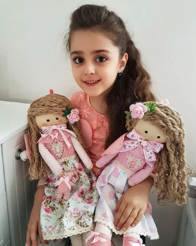 伊朗11岁女孩被称全球最美父亲辞职做贴身保镖网友这就是洋娃娃本人吧