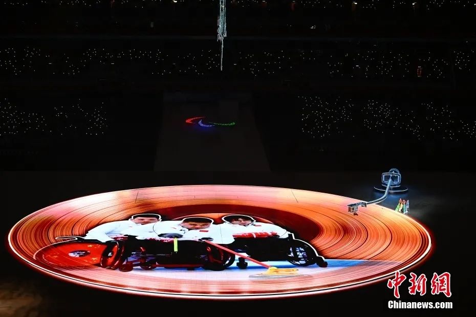 北京2022年冬残奥会闭幕式开场表演《高光时刻》。中新社记者 刘冉阳 摄