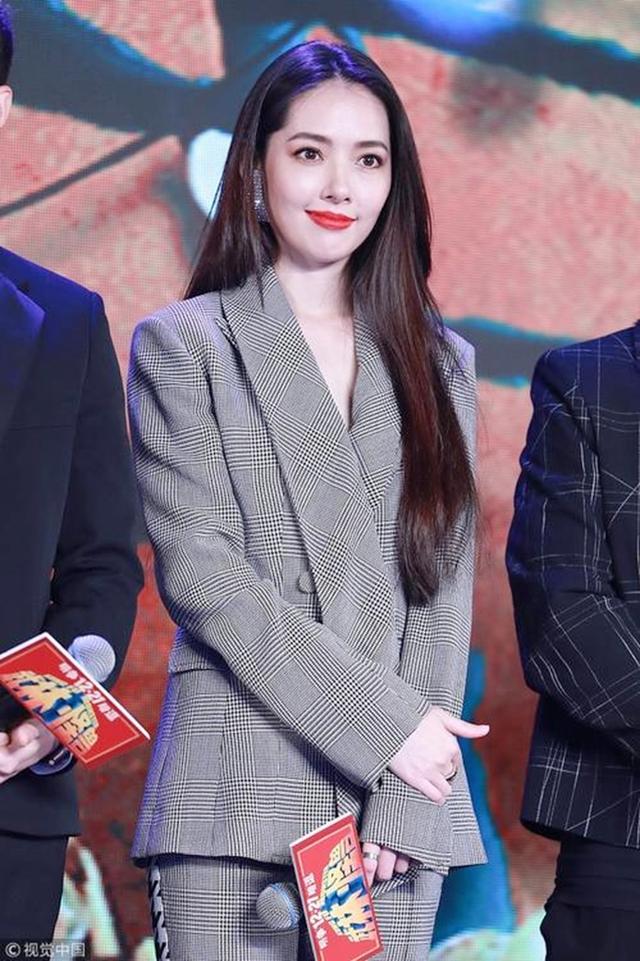 郭碧婷挑战条纹西装:知性干练不失霸气,简直是女星中颜值天花板